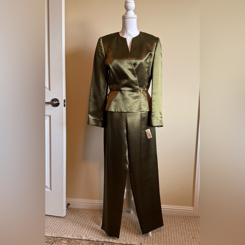 Oscar de la Renta Olive Green Silk fitted suit